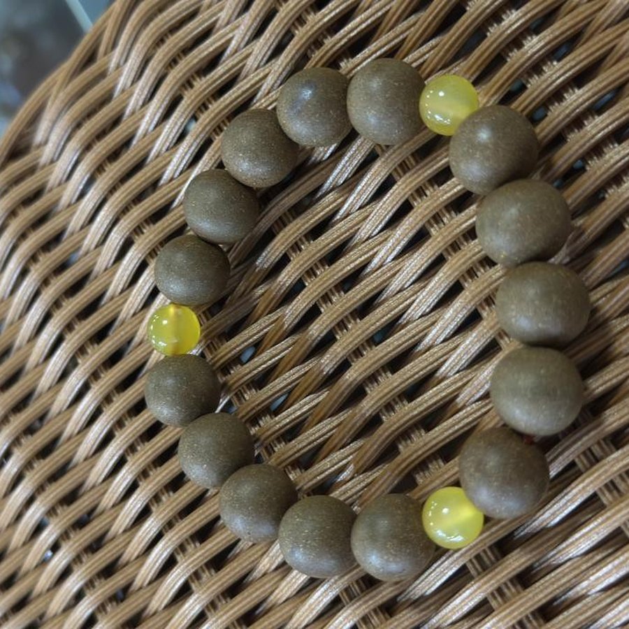 Earth · Centre bracelet, olive-grey beads